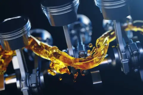 Pistones de motor con aceite dorado fluyendo. Un nivel aceite coche alto es crucial para la lubricación.