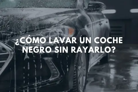 ¿Cómo lavar un coche negro en casa sin rayarlo? El coche está cubierto de espuma, listo para un lavado seguro.