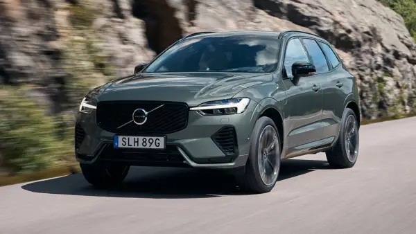 Volvo XC60 gris oscuro en carretera. Descubre qué motor monta el Volvo XC60 y su diseño moderno.