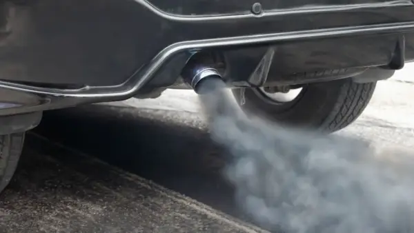 El coche emite humo negro por el escape, indicando que se puede circular con el turbo roto, pero no es recomendable.